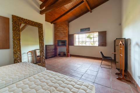 Moradia T3 térrea com piscina, campo de ténis e lote de 5.320 m² em Fontanelas, Sintra