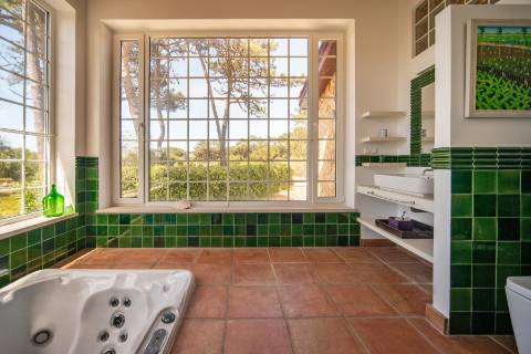 Moradia T3 térrea com piscina, campo de ténis e lote de 5.320 m² em Fontanelas, Sintra