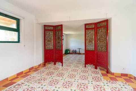 Moradia T3 térrea com piscina, campo de ténis e lote de 5.320 m² em Fontanelas, Sintra