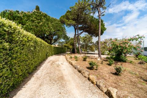 Moradia T3 térrea com piscina, campo de ténis e lote de 5.320 m² em Fontanelas, Sintra