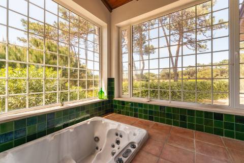 Moradia T3 térrea com piscina, campo de ténis e lote de 5.320 m² em Fontanelas, Sintra