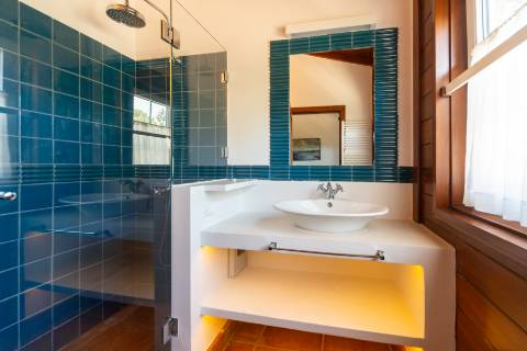 Moradia T3 térrea com piscina, campo de ténis e lote de 5.320 m² em Fontanelas, Sintra