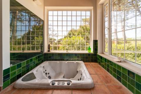 Moradia T3 térrea com piscina, campo de ténis e lote de 5.320 m² em Fontanelas, Sintra