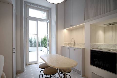 T2 + closet + Pateo. 75m2 area + 27m2 de Pateo totalmente renovada