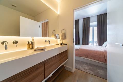 Apartamento T2 em prédio com elevador na Lapa