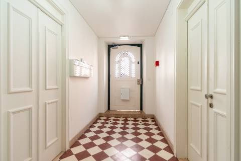 Apartamento T2 em prédio com elevador na Lapa