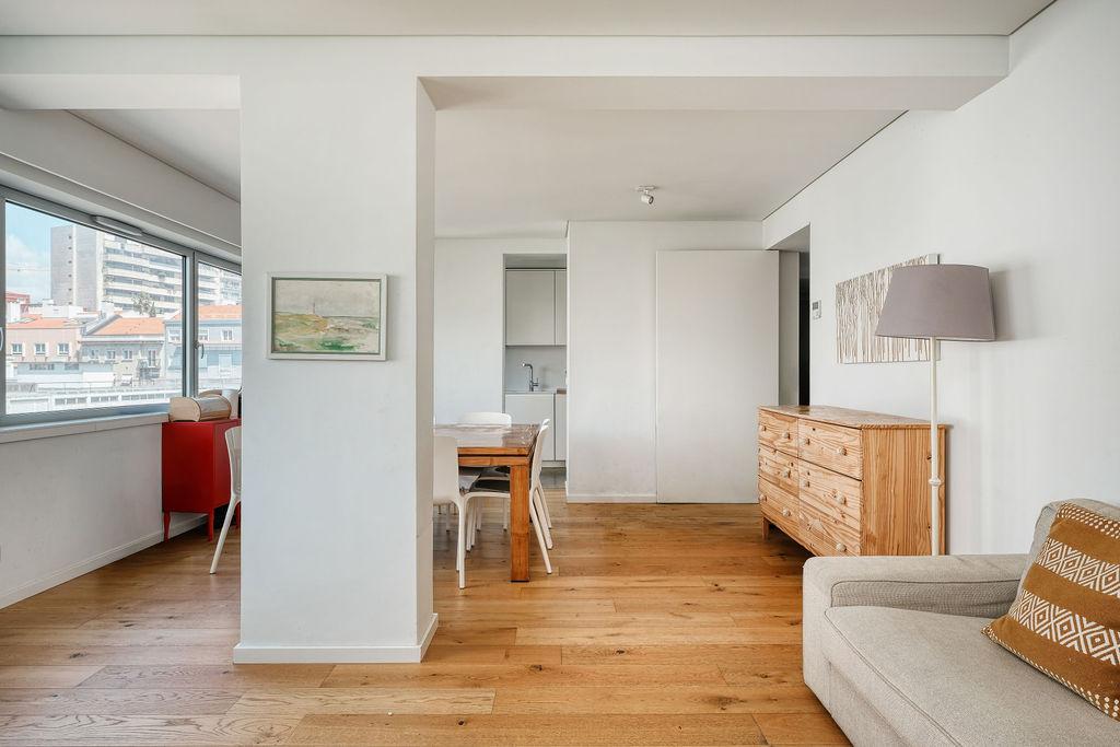 Apartamento Moderno T2 com Elevador, Garagem e Arrecadação na Estrela, Lisboa