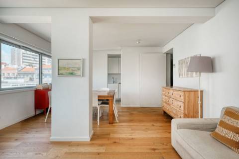Apartamento Moderno T2 com Elevador, Garagem e Arrecadação na Estrela, Lisboa