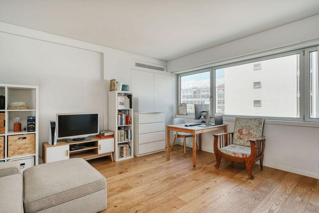 Apartamento Moderno T2 com Elevador, Garagem e Arrecadação na Estrela, Lisboa