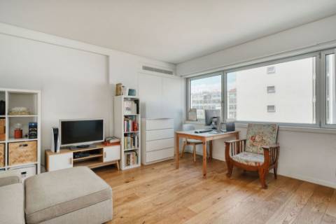 Apartamento Moderno T2 com Elevador, Garagem e Arrecadação na Estrela, Lisboa
