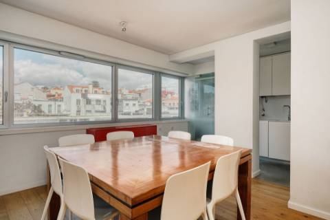 Apartamento Moderno T2 com Elevador, Garagem e Arrecadação na Estrela, Lisboa