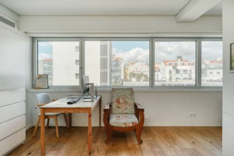 Apartamento Moderno T2 com Elevador, Garagem e Arrecadação na Estrela, Lisboa
