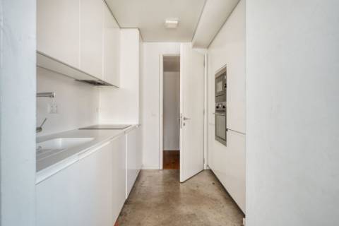 Apartamento Moderno T2 com Elevador, Garagem e Arrecadação na Estrela, Lisboa