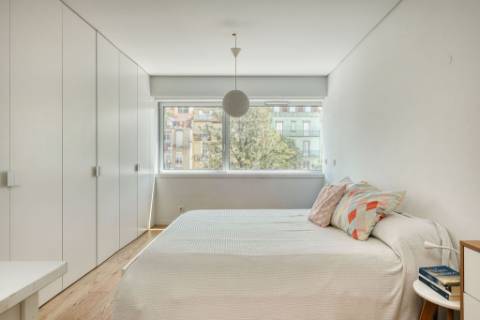 Apartamento Moderno T2 com Elevador, Garagem e Arrecadação na Estrela, Lisboa