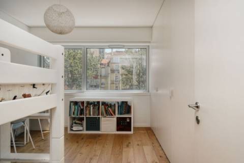 Apartamento Moderno T2 com Elevador, Garagem e Arrecadação na Estrela, Lisboa