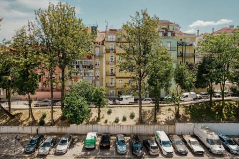Apartamento Moderno T2 com Elevador, Garagem e Arrecadação na Estrela, Lisboa