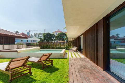 Apartamento de Luxo com 3 Suites - Jardim e Piscina - Localização Privilegiada - Vista Mar - A 5 minutos a Pé da Praia - Condomínio fechado com Segurança 24/7