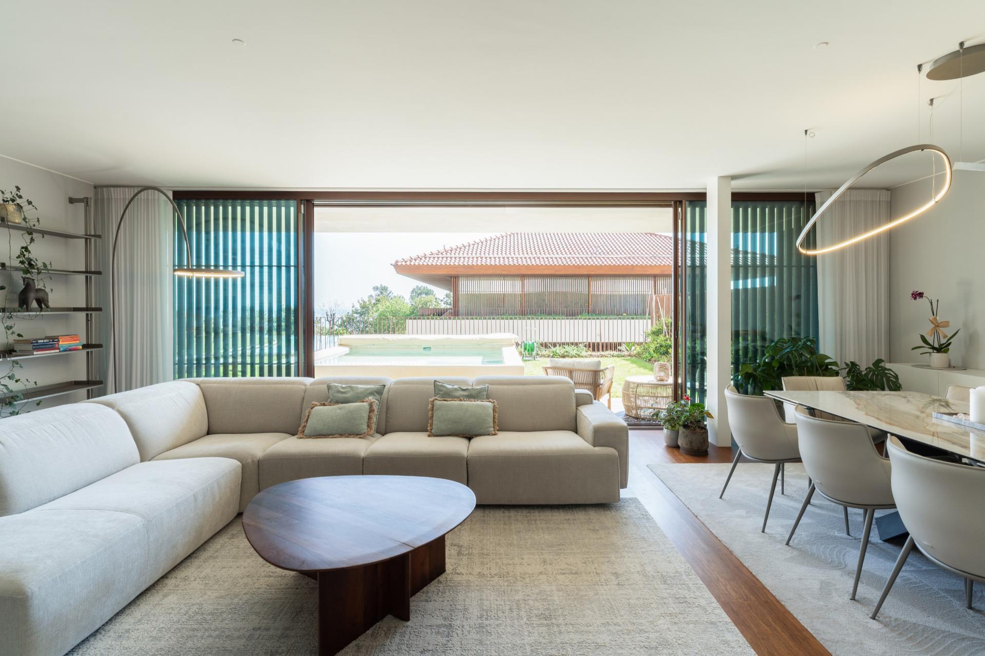 Apartamento de Luxo com 3 Suites - Jardim e Piscina - Localização Privilegiada - Vista Mar - A 5 minutos a Pé da Praia - Condomínio fechado com Segurança 24/7
