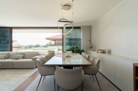 Apartamento de Luxo com 3 Suites - Jardim e Piscina - Localização Privilegiada - Vista Mar - A 5 minutos a Pé da Praia - Condomínio fechado com Segurança 24/7