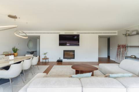 Apartamento de Luxo com 3 Suites - Jardim e Piscina - Localização Privilegiada - Vista Mar - A 5 minutos a Pé da Praia - Condomínio fechado com Segurança 24/7