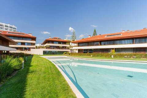 Apartamento de Luxo com 3 Suites - Jardim e Piscina - Localização Privilegiada - Vista Mar - A 5 minutos a Pé da Praia - Condomínio fechado com Segurança 24/7