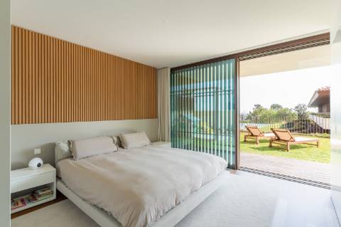 Apartamento de Luxo com 3 Suites - Jardim e Piscina - Localização Privilegiada - Vista Mar - A 5 minutos a Pé da Praia - Condomínio fechado com Segurança 24/7