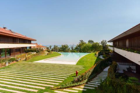 Apartamento de Luxo com 3 Suites - Jardim e Piscina - Localização Privilegiada - Vista Mar - A 5 minutos a Pé da Praia - Condomínio fechado com Segurança 24/7