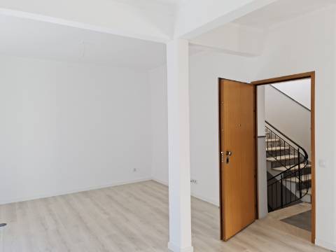 Apartamento T4 para venda na baixa de Faro
