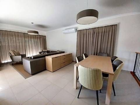 Moradia V3 em banda - Mexilhoeira Grande