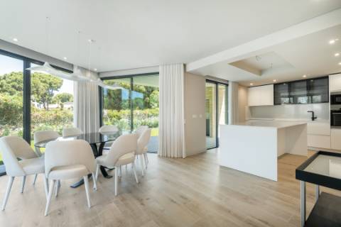 Moradia de Luxo V4 renovada - Vilamoura