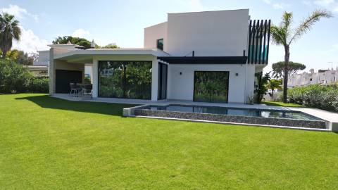 Moradia de Luxo V4 renovada - Vilamoura