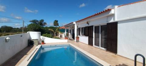 Moradia têrrea de arquitectura tradicional para venda a pouca distancia da Quinta do Lago