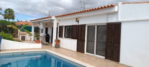 Moradia têrrea de arquitectura tradicional para venda a pouca distancia da Quinta do Lago