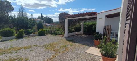 Moradia têrrea de arquitectura tradicional para venda a pouca distancia da Quinta do Lago