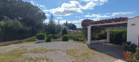 Moradia têrrea de arquitectura tradicional para venda a pouca distancia da Quinta do Lago