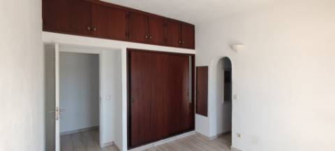 Moradia têrrea de arquitectura tradicional para venda a pouca distancia da Quinta do Lago