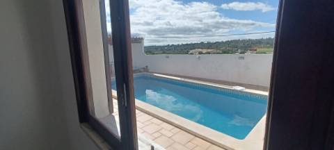 Moradia têrrea de arquitectura tradicional para venda a pouca distancia da Quinta do Lago