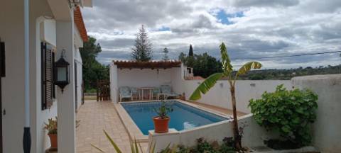 Moradia têrrea de arquitectura tradicional para venda a pouca distancia da Quinta do Lago