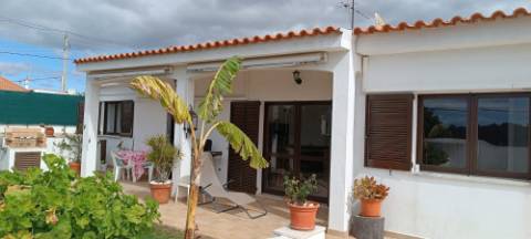 Moradia têrrea de arquitectura tradicional para venda a pouca distancia da Quinta do Lago