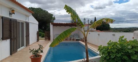 Moradia têrrea de arquitectura tradicional para venda a pouca distancia da Quinta do Lago