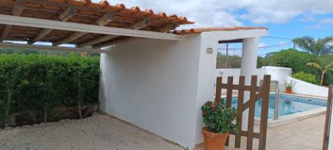 Moradia têrrea de arquitectura tradicional para venda a pouca distancia da Quinta do Lago