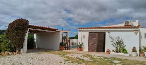 Moradia têrrea de arquitectura tradicional para venda a pouca distancia da Quinta do Lago