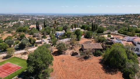 Moradia para Restaurar - BOLIQUEIME