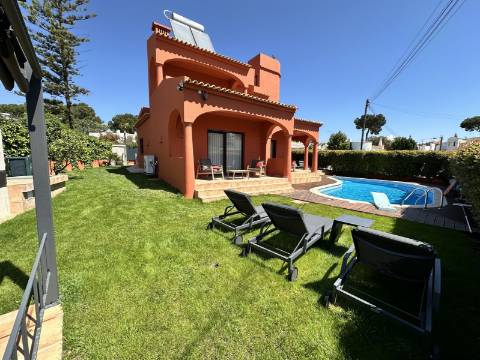 Moradia T3+1 no coração de Vilamoura, com piscina e jacuzzi