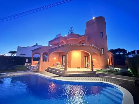 Moradia T3+1 no coração de Vilamoura, com piscina e jacuzzi