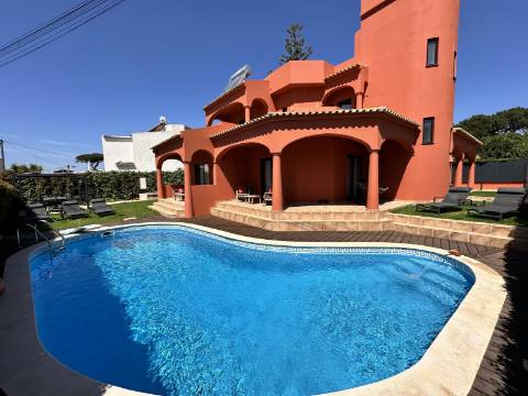 Moradia T3+1 no coração de Vilamoura, com piscina e jacuzzi