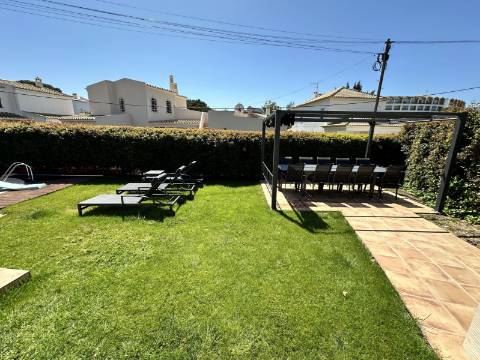 Moradia T3+1 no coração de Vilamoura, com piscina e jacuzzi