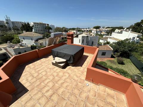 Moradia T3+1 no coração de Vilamoura, com piscina e jacuzzi