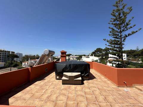 Moradia T3+1 no coração de Vilamoura, com piscina e jacuzzi