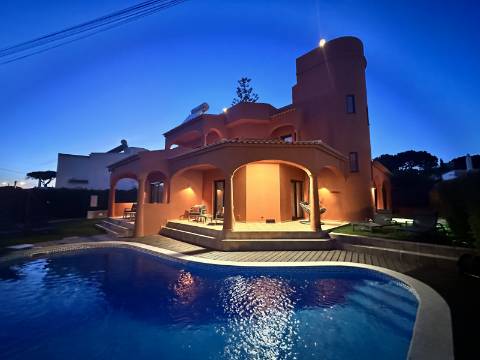Moradia T3+1 no coração de Vilamoura, com piscina e jacuzzi
